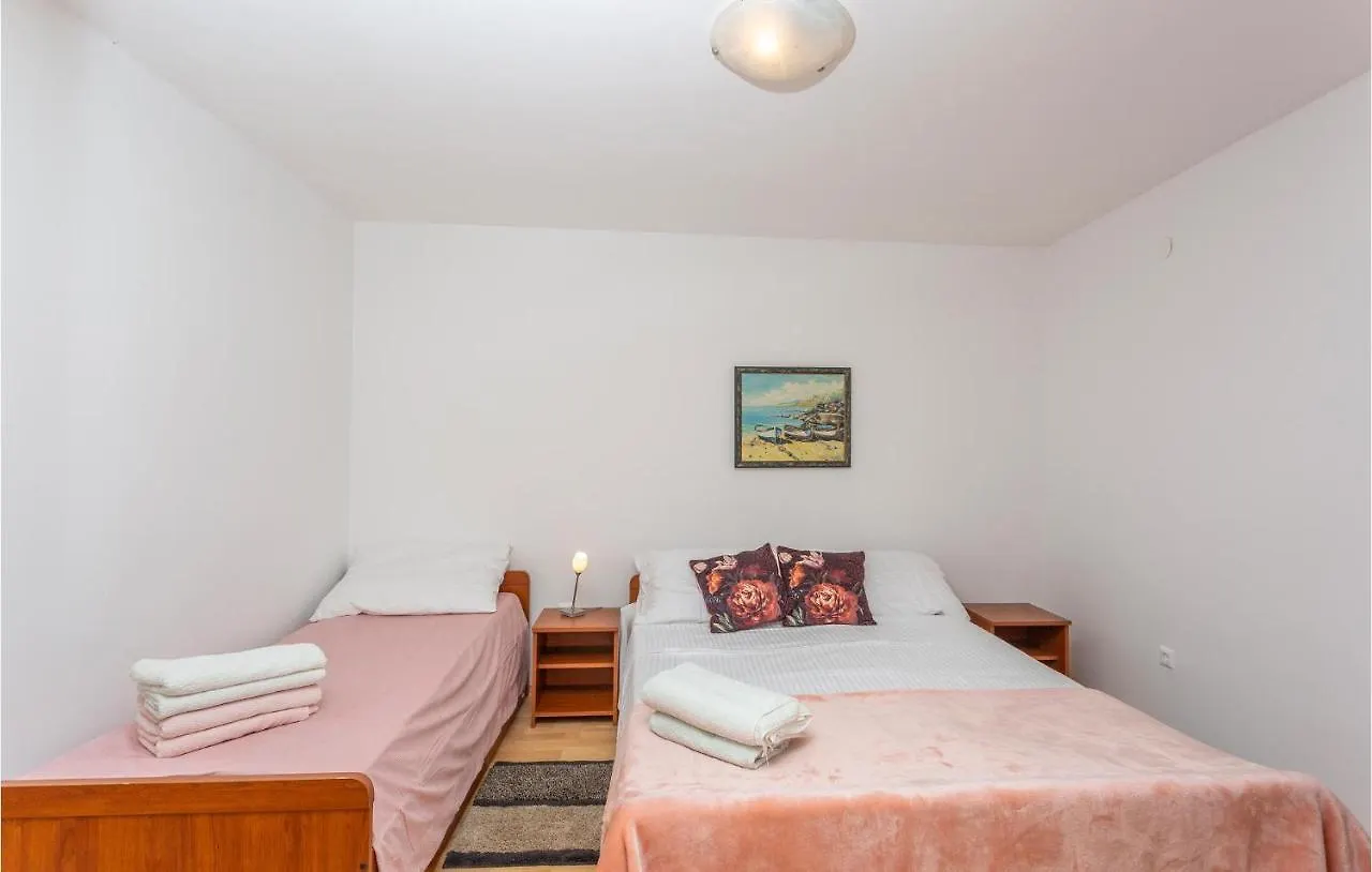 1 Bedroom Stunning Apartment In Omišalj